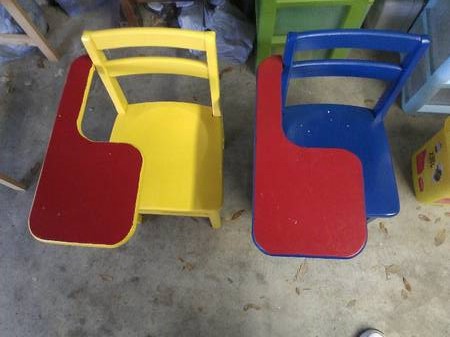 14 Colorful Kids Desks