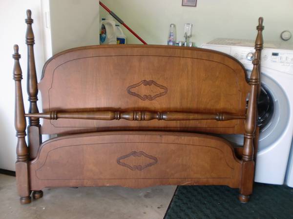 08 Antique Walnut Full Bed