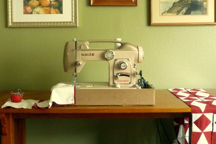 Vintage White Sewing Machine2